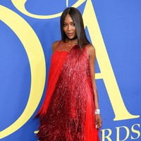 Naomi Campbell memikat dengan warna merah dari gaun fringe Calvin Klein. Foto: Dok. Getty Images