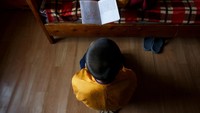 Foto: Serta setiap paginya para biksu cilik akan diuji kepahamannya mengenai kitab suci. (Thomas Peter/Reuters)