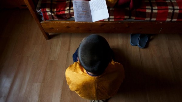 Foto: Serta setiap paginya para biksu cilik akan diuji kepahamannya mengenai kitab suci. (Thomas Peter/Reuters) Foto: Serta setiap paginya para biksu cilik akan diuji kepahamannya mengenai kitab suci. (Thomas Peter/Reuters)