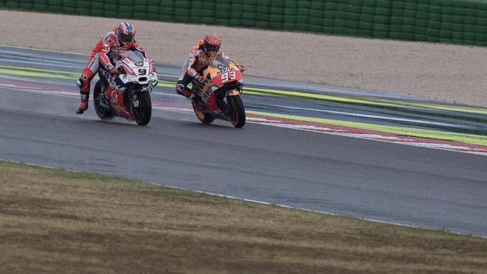 Danilo Petrucci dan Marc Marquez terlibat insiden di MotoGP Italia. (Foto: Mirco Lazzari gp/Getty Images) Danilo Petrucci dan Marc Marquez terlibat insiden di MotoGP Italia. (Foto: Mirco Lazzari gp/Getty Images)