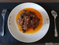 Begini Kesibukan Mbak Tutut Masak Rendang Buntut Untuk Menu Sahur