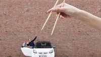 Waduh! Ini mobil atau sushi? Kok mau diambil dengan sepasang sumpit. Foto: Instagram anniset