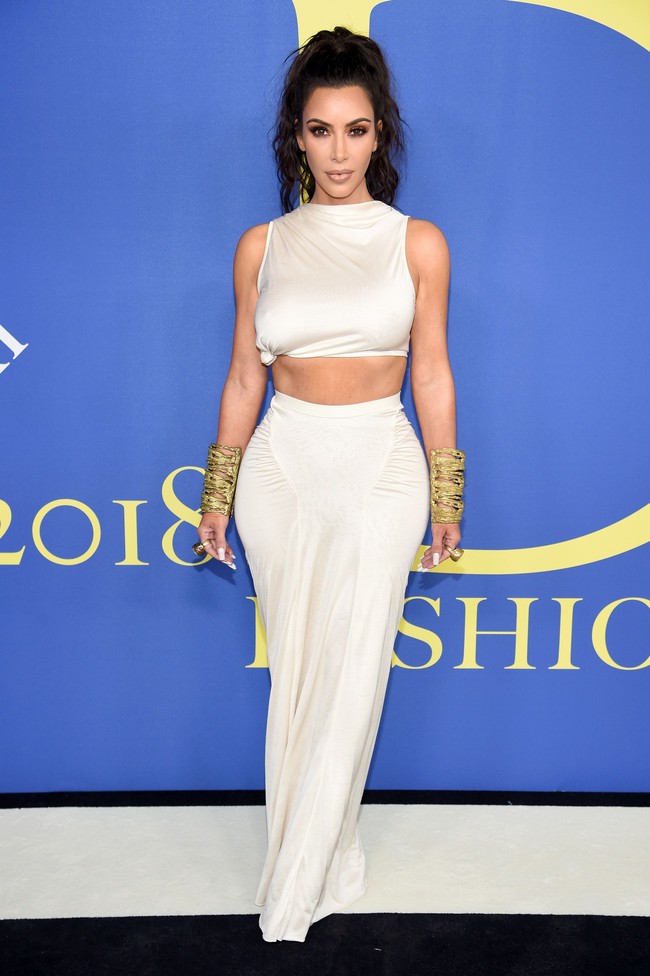 Sebagai host, Kim Kardashian membuktikan ungkapan less is more dengan gaun two pieces Rick Owens. Foto: Dok. Getty Images
