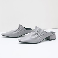 Di hari Lebaran mungkin Anda lebih nyaman dengan sepatu terbuka seperti ini. Hadir dengan desain yang unik, Caliya Decha Slip Ons grey berikut pun pantas dipilih. Sepatu keluaran Berrybenka Lebel tersebut turun dari Rp 360 ribu menjadi Rp 299 ribu. Foto: Hijabenka
