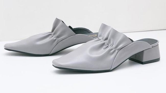 Di hari Lebaran mungkin Anda lebih nyaman dengan sepatu terbuka seperti ini. Hadir dengan desain yang unik, Caliya Decha Slip Ons grey berikut pun pantas dipilih. Sepatu keluaran Berrybenka Lebel tersebut turun dari Rp 360 ribu menjadi Rp 299 ribu. Foto: Hijabenka