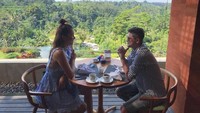 Berlibur di Ubud, Syamsir Alam bersama dengan kekasinya terlihat sedang menikmati sarapan sambil memandang pemandangan hijau. Foto: Instagram @syamsir11alam