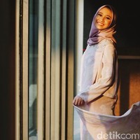 Wardrobe: KAMI. Scarf: DAMA. Fotografer: Niko W/detikcom. Makeup Artist: Mirabella Cosmetics. Lokasi: Gedung Trans TV, Tendean Jakarta. Stylist: Silmia Putri. Model: Era Millenisa. [Finalis Hijab Hunt 2018]
