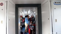 Penumpang menaiki skytrain di Bandara Soekarno Hatta, Tanggerang, Banten, Selasa (5/6/2018).
