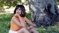 Serangkaian foto-foto tersebut menunjukan beberapa adegan dengan teks lirik lagu Back To You di bagian bawah. Foto: dok. Twitter Selena Gomez