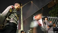 Kebakaran dikabarkan terjadi di lantai 7 gedung. Ada lebih dari 20 mobil pemadam yang dikerahkan.