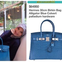 Inneke Koesherawati kena nyinyir netizen saat tertangkap kamera membawa tas Hermes Birkin berwarna biru yang harganya mencapai US$ 64.950 atau sekitar Rp 900 jutaan. Inneke yang suaminya kini mendekam di penjara karena kasus suap pun dituding netizen memakai tas KW. Foto: Dok. Instagram Hermes Selebriti