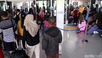 Para penumpang naik dan turun dari Skytrain.