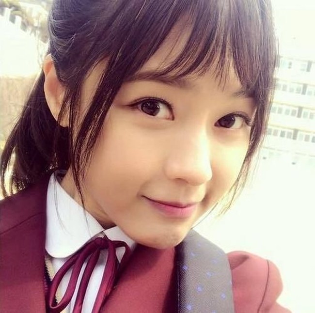 Pakai seragam SMA, Ji Eun memang tidak tampak seperti wanita berusia 36 tahun. Penampilannya benar-benar meyakinkan sebagai seorang pelajar SMA. Foto: Instagram