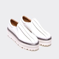 Slip on stylish lainnya dapat ditemukan di situs Bobobobo. White Mel C Slip-On dari Drama Shoes ini diskon dari Rp 900 ribu menjadi Rp 500 ribu. Foto: Bobobobo