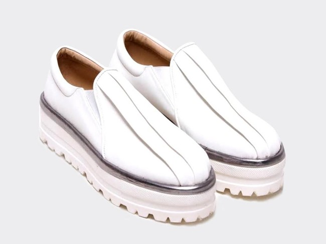 Slip on stylish lainnya dapat ditemukan di situs Bobobobo. White Mel C Slip-On dari Drama Shoes ini diskon dari Rp 900 ribu menjadi Rp 500 ribu. Foto: Bobobobo