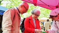 Karena rambut Bon dan Pon yang sama-sama beruban, keduanya pun memutuskan untuk tampil dengan busana couple. Dok. Instagram/bonpon511
