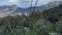 Traveler bisa naik kereta gantung dari ketinggian ratusan meter (Rivki/detikTravel)