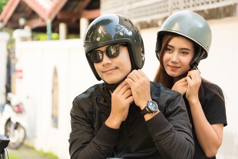 Ilustrasi naik motor. Foto: shutterstock Ilustrasi naik motor. Foto: shutterstock