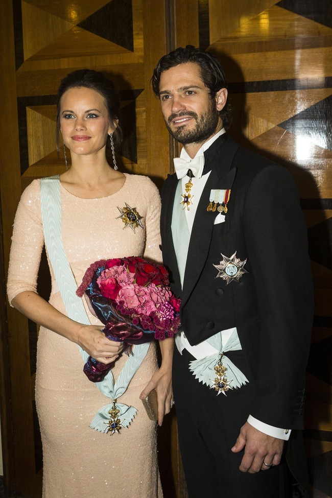 Gaya pasangan ini menghadiri sebuah acara formal dari The Royal Swedish Academy. Putri Sofia memikat dengan gaun sequin warna nude yang jatuh membingkai tubuhnya dengan indah, sementara setelan Pangeran memakai seragam kerajaan. Foto: Dok. Getty Images