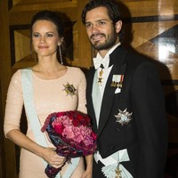 Gaya pasangan ini menghadiri sebuah acara formal dari The Royal Swedish Academy. Putri Sofia memikat dengan gaun sequin warna nude yang jatuh membingkai tubuhnya dengan indah, sementara setelan Pangeran memakai seragam kerajaan. Foto: Dok. Getty Images
