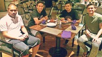 Bersama dengan pemain bola senior, Syamsir Alam pun tampak seru berbincang sambil menikmati makanan yang ada di meja. Foto: Instagram @syamsir11alam