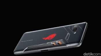 Asus ROG Phone memiliki desain gahar serta jeroan mumpuni karena ditujukan untuk main game secara maksimal. Foto: Muhamad Reza Sulaiman/detikinet