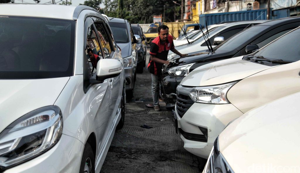Jelang Lebaran, permintaan mobil rental meningkat. Seperti yang terjadi di salah satu di pusat mobil rental di Jalan Tongkol, Tanjung Priok, Jakarta Utara.