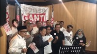 Saking semangatnya, beberapa kali mereka bernyanyi sambil mengepalkan tangan.