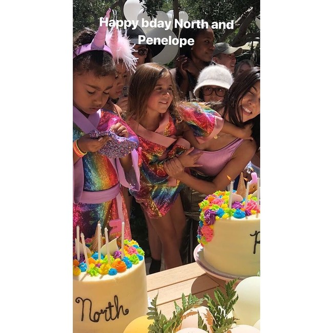 Pesta ulang tahun meriah ala keluarga Kardashian. North dan Penelope memakai jubah sequin pelangi yang sama untuk tiup lilin. Benar-benar pesta yang diidamkan banyak anak perempuan, bukan? Foto: Dok. Instagram