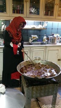Begini Kesibukan Mbak Tutut Masak Rendang Buntut untuk Menu Sahur