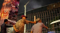 Warga di luar area PRJ pun ikut menonton proses pemadaman.