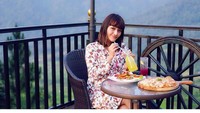 Pedangdut berusia 26 tahun ini, tampil cantik ketika tengah menikmati satu pan pizza, lengkap dengan ayam goreng dan nasi putih. Tak lupa, jus buah segar yang mempermanis posenya. Foto: Instagram @sitibadriahh