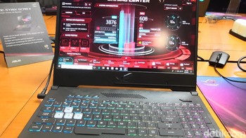 Asus memperkenalkan dua varian terbarunya yang memiliki spesifikasi dan keunggulan berbeda. ROG Strix SCAR II didesain khusus untuk kamu yang doyan main game first person shooter (FPS), sementara ROG Hero II untuk kamu yang senang main game multiplayer online battle arena (MOBA). (Foto: detIkINET/Muhamad Reza Sulaiman)