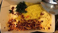 Azka yang punya chanel YouTube sendiri juga doyan makanan Indonesia. Buktinya saat makan siang ia memilih nasi kuning berlauk telur dadar dan teri balado. Nyam nyamm! Foto: Instagram: @azkacorbuzier