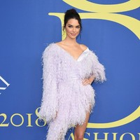 Gaun bulu asimetris dalam warna lilac karya Alexandre Vauthier membalut tubuh Kendall Jenner. Foto: Dok. Getty Images