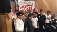 Bismillah. Kemarin, Rabu 31 Mei 2018 hari istimewa untuk saya. Karena pertama kali dalam sejarah masuk studio rekaman. Nyanyi lagu Mas Alang #2019GantiPresiden. #MardaniPertamaKaliRekaman, cuit Mardani.