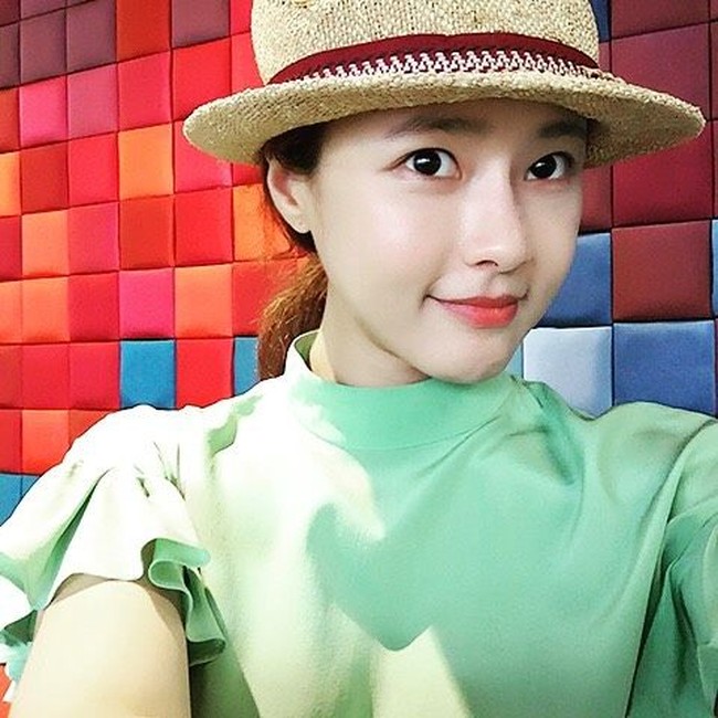 Tak hanya ketika memakai baju SMA, Oh Ji Eun juga tampak muda ketika memakai baju biasa. Foto: Instagram