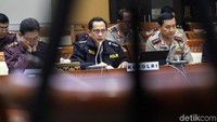 Rapat dimulai dengan paparan dari Kapolri Jenderal Tito Karnavian soal potensi konflik dan ancaman yang akan dihadapi Polri di tahun 2019.