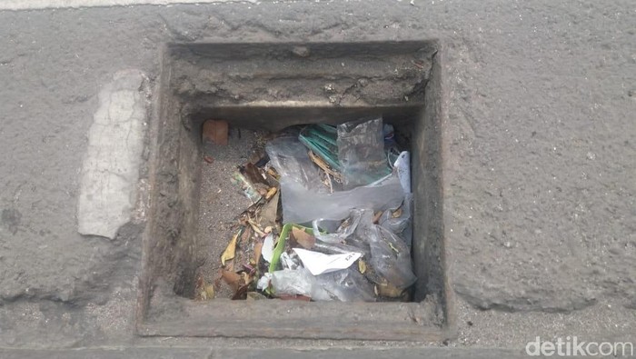 Pencurian Besi Penutup Drainase Marak di Mataram NTB