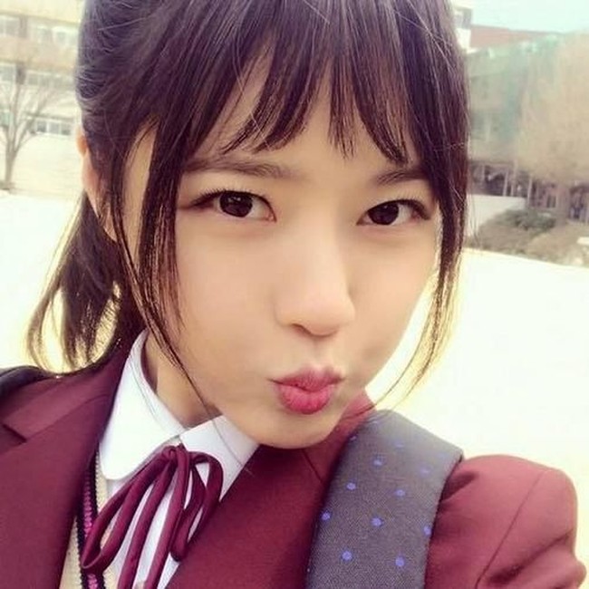 Oh Ji Eun pun menjadi bahan perbincangan netizen karena tampak seperti remaja belasan tahun ketika mengenakan baju SMA di serial drama Unknown Woman. Foto: Instagram