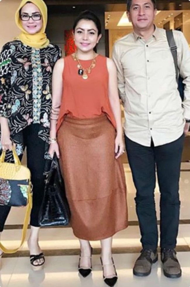 Penyanyi Mayangsari yang pernah dituding sebagai pelakor dalam pernikahan Bambang Trihatmodjo dan Halimah kena nyinyir netizen saat tertangkap kamera membawa tas Hermes Birkin seharga 45.000 poundsterling atau sekitar Rp 832 juta.  Foto: Instagram