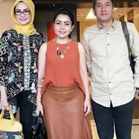 Penyanyi Mayangsari yang pernah dituding sebagai pelakor dalam pernikahan Bambang Trihatmodjo dan Halimah kena nyinyir netizen saat tertangkap kamera membawa tas Hermes Birkin seharga 45.000 poundsterling atau sekitar Rp 832 juta.  Foto: Instagram