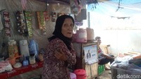 Mak Madura sendiri sudah berjualan sejak 1977 dan berpindah-pindah lokasi. Dia lalu berdagang di Lapangan Banteng sejak 6 bulan lalu.