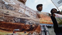 Aktivis Jaringan Advokasi Tambang (Jatam) Sulawesi Tengah membawa pamflet saat melakukan aksi damai memperingati Hari Anti Tambang di Palu, Kamis (31/5/2018). Mereka menuntut agar pemerintah meninjau kembali kebijakan investasi pertambangan nasional karena dinilai lebih berpihak kepada kepentingan pemodal dan mengabaikan kelestarian lingkungan. Antara Foto/Basri Marzuki.