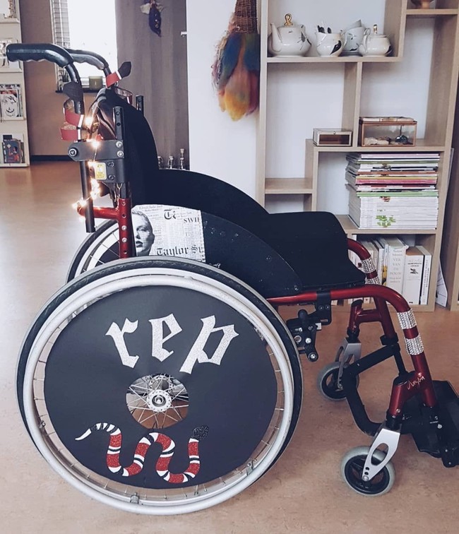 Tidak sekadar hobi. Membuat kostum Taylor Swift juga membantunya meningkatkan rasa percaya diri. Lotte mengungkapkan dirinya mengidap Charcot-Marie-Tooth. Kondisi genetik yang menyerang syaraf lengan dan kaki yang melemahkan otot. Akibatnya, Lotte tidak kuat berdiri lama-lama sehingga harus memakai kursi roda. Foto: Instagram/@teatimetay13