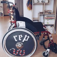 Tidak sekadar hobi. Membuat kostum Taylor Swift juga membantunya meningkatkan rasa percaya diri. Lotte mengungkapkan dirinya mengidap Charcot-Marie-Tooth. Kondisi genetik yang menyerang syaraf lengan dan kaki yang melemahkan otot. Akibatnya, Lotte tidak kuat berdiri lama-lama sehingga harus memakai kursi roda. Foto: Instagram/@teatimetay13