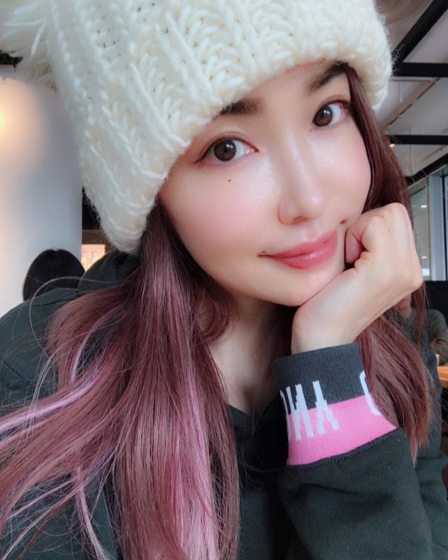 Risa bahkan tak terlalu suka menggunakan makeup tebal. Penamapilan wajahnya terlihat natural di banyak kesempatan.  Foto: Instagram