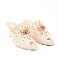 Anda mungkin ingin memakai sepatu yang cantik untuk dipadukan dengan kaftan atau gamis feminin. Sepatu New Autumn Selop Runcing dari merek Unificatio ini pun dapat dilirik. Item tersebut turun dari Rp 745 ribu menjadi Rp 633 ribuan. Foto: Hijup