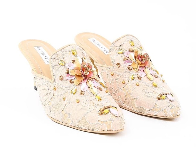 Anda mungkin ingin memakai sepatu yang cantik untuk dipadukan dengan kaftan atau gamis feminin. Sepatu New Autumn Selop Runcing dari merek Unificatio ini pun dapat dilirik. Item tersebut turun dari Rp 745 ribu menjadi Rp 633 ribuan. Foto: Hijup