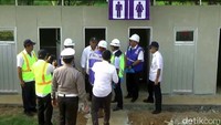 Di rest area Kelangdepok, Basuki juga sempat mengecek ketersediaan air di sejumlah toilet. Di rest area kelangdepok ini, terdapat sekurangnya 16 toliet, SPBU, Musala dan tempat istirahat pemudik.